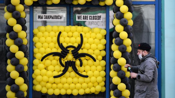 A man in a protective mask walks past a cafe in Moscow, closed due to the limited spread of coronavirus infection A man in a protective mask walks past a cafe in Moscow, closed due to the limited spread of coronavirus infection - Sputnik International