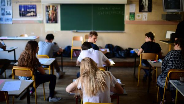 Pupils wait for the start of the first written test in philosophy as part of the Baccalaureat (France's high school diploma) at a school in Paris on June 15, 2017. - Sputnik International