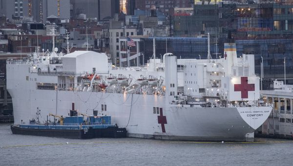 The USNS Comfort navy hospital ship is docked at Pier 90 in Manhattan on April 3, 2020 as seen from West New York, New Jersey.  - Sputnik International
