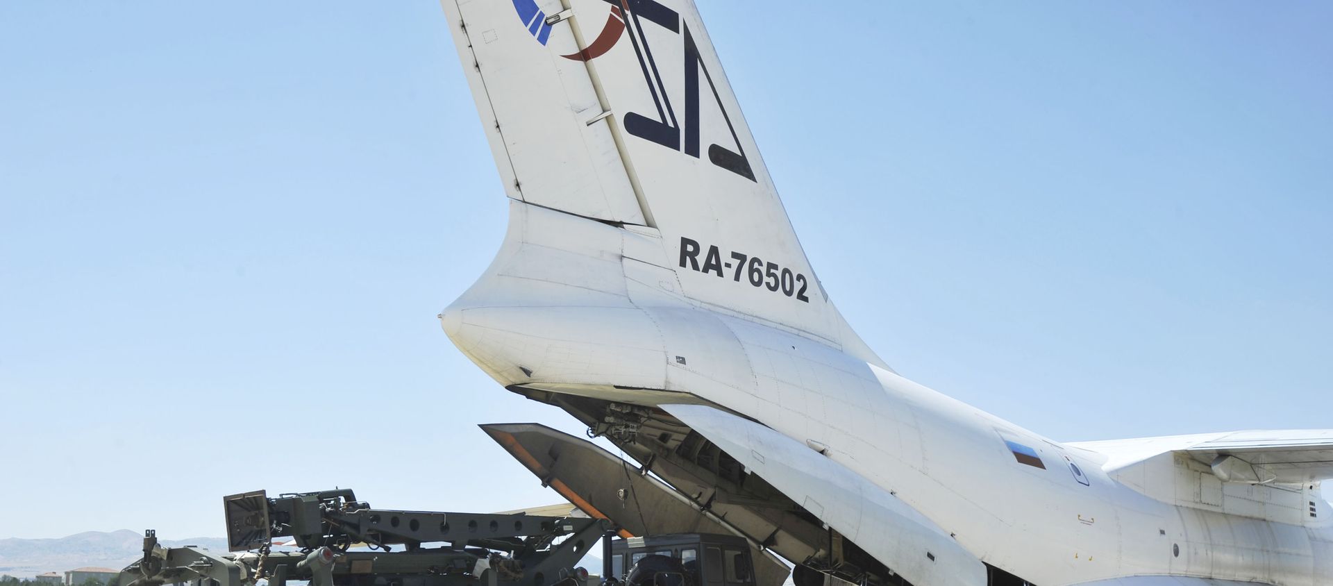 Military officials work around a Russian transport aircraft, carrying parts of the S-400 air defense systems, after it landed at Murted military airport outside Ankara, Turkey, Tuesday, Aug. 27, 2019. - Sputnik International, 1920, 20.03.2021