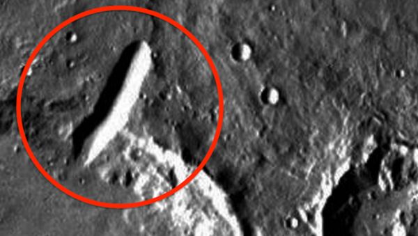 A screenshot of a satellite image of the Mars surface with what ET Data Base's Scott E. Waring called a building sitting on the edge of a crater (encircled in red). A screenshot of a satellite image of the Mars surface with what ET Data Base's Scott E. Waring called a building sitting on the edge of a crater (encircled in red). - Sputnik International
