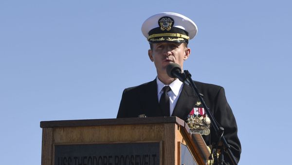 Captain Brett Crozier at the aircraft carrier USS Theodore Roosevelt - Sputnik International