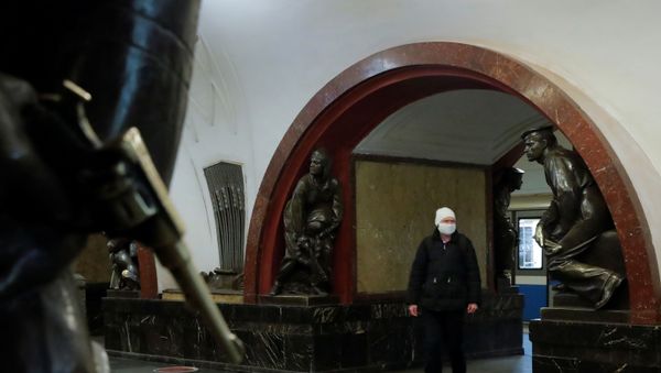 A man wearing a protective face mask walks at Ploshchad Revolyutsii (Revolution Square) metro station during a partial lockdown imposed to prevent the spread of coronavirus disease (COVID-19) in Moscow, Russia April 2, 2020 - Sputnik International