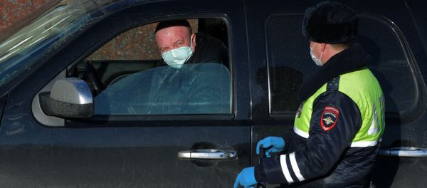A police officer speaks with driver amid coronavirus outbreak in Moscow A police officer speaks with driver amid coronavirus outbreak in Moscow - Sputnik International