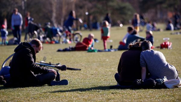 People relax in Gleisdreieck Park, during the coronavirus disease (COVID-19) outbreak, in Berlin, Germany, April 4, 2020 - Sputnik International