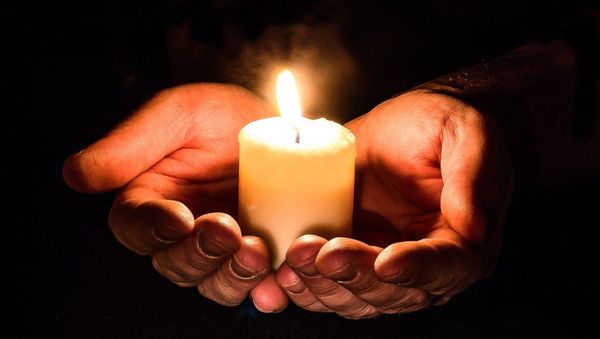 Candle in hands - Sputnik International