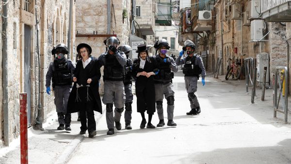Israeli police detain ultra-Orthodox Jewish men during scuffles as police enforce a partial lockdown against the coronavirus disease (COVID-19) in Mea Shearim neighbourhood of Jerusalem March 30, 2020 - Sputnik International