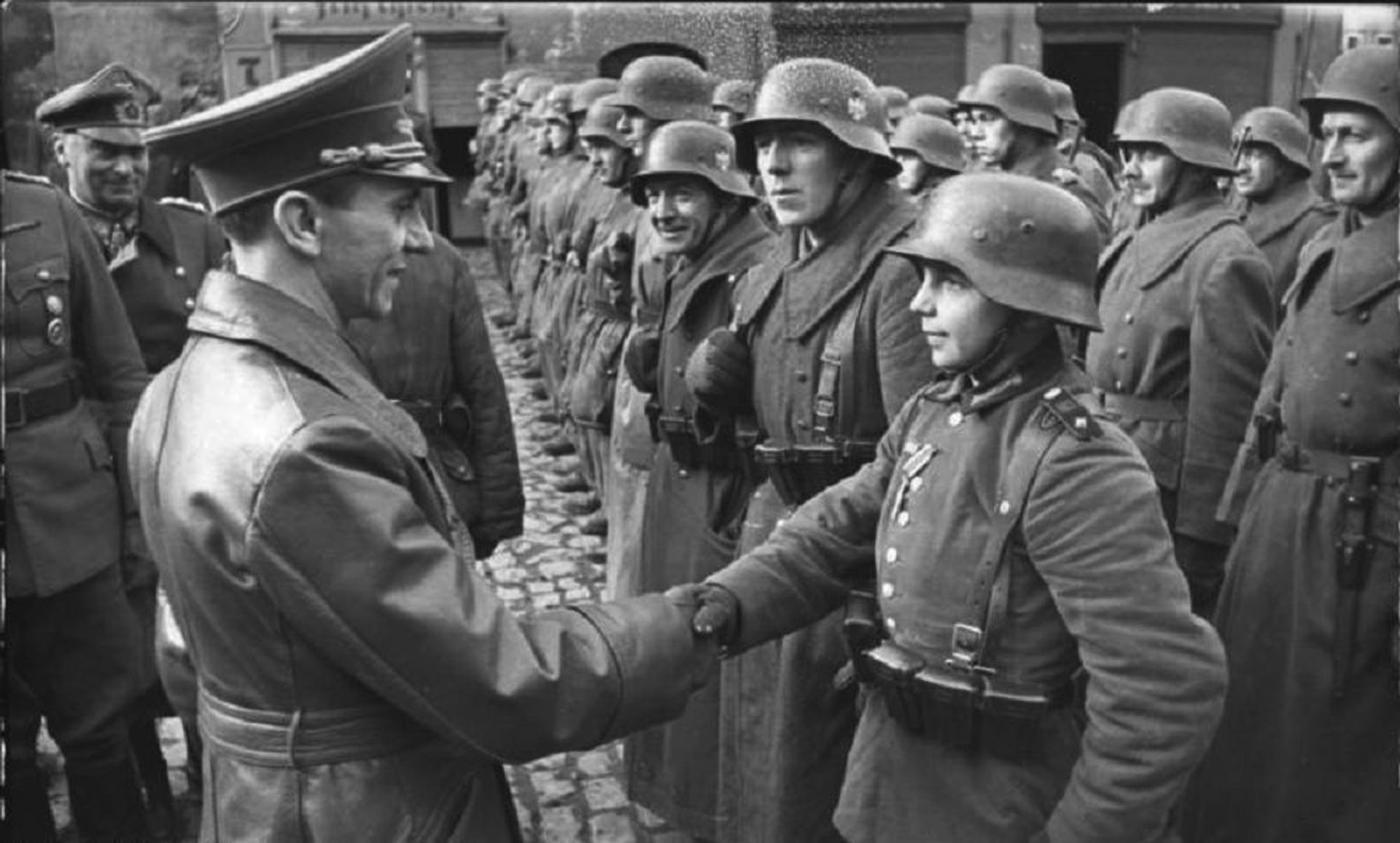 9 March 1945: Goebbels awards a 16-year-old Hitler Youth, Willi Hübner, the Iron Cross for the defence of Lauban 9 March 1945: Goebbels awards a 16-year-old Hitler Youth, Willi Hübner, the Iron Cross for the defence of Lauban - Sputnik International, 1920, 12.04.2022