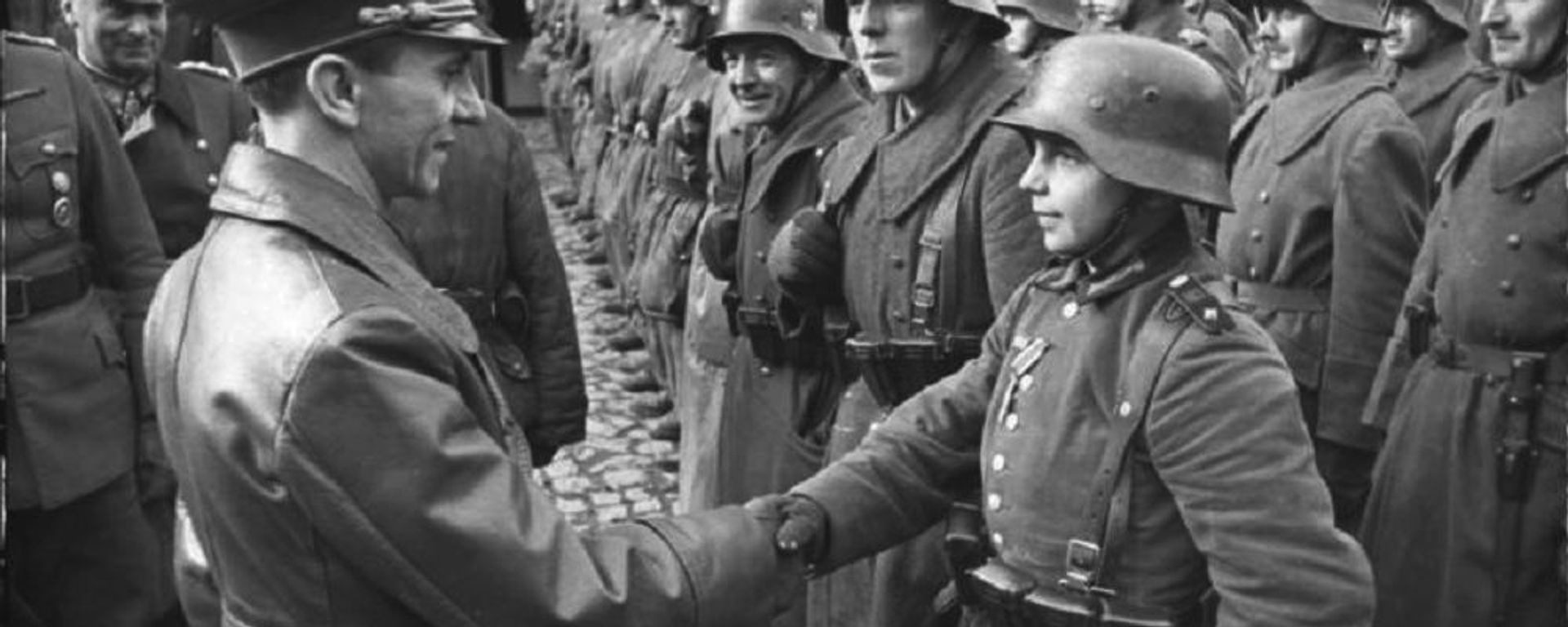 9 March 1945: Goebbels awards a 16-year-old Hitler Youth, Willi Hübner, the Iron Cross for the defence of Lauban 9 March 1945: Goebbels awards a 16-year-old Hitler Youth, Willi Hübner, the Iron Cross for the defence of Lauban - Sputnik International, 1920, 06.10.2021