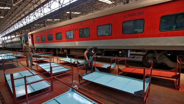 A worker paints beds to be used at a railway hospital to accommodate people suffering from coronavirus disease (COVID-19) amid concerns about the spread of the disease, in Chennai, India, March 30, 2020.  - Sputnik International
