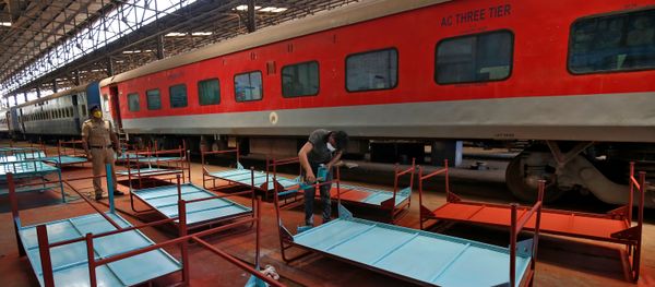 A worker paints beds to be used at a railway hospital to accommodate people suffering from coronavirus disease (COVID-19) amid concerns about the spread of the disease, in Chennai, India, March 30, 2020. A worker paints beds to be used at a railway hospital to accommodate people suffering from coronavirus disease (COVID-19) amid concerns about the spread of the disease, in Chennai, India, March 30, 2020. - Sputnik International