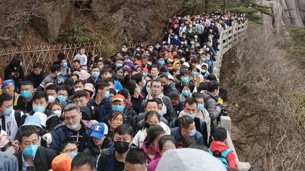 Tens of thousand of Chinese tourists visit Huangshan mountain range in the Anhui province of eastern China. 5 April 2020. - Sputnik International