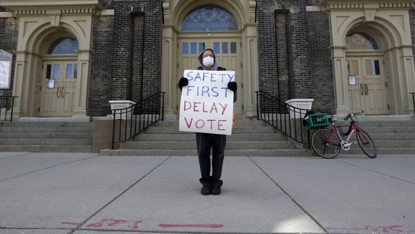 Jim Carpenter protests Tuesday's scheduled election amid the coronavirus pandemic Monday April 6, 2020, in downtown Milwaukee - Sputnik International