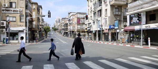 An Ultra orthodox man crosses a street in the city of Bnei Brak, a Tel Aviv suburb, Israel, Thursday, April 2, 2020. ‏On Wednesday, Netanyahu ordered a police cordon around the largely ultra-Orthodox city of Bnei Brak, east of Tel Aviv, to limit movement to and from the city. Bnei Brak has the second highest number of coronavirus cases in Israel. - Sputnik International