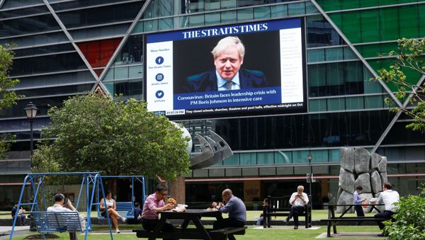 Workers take their lunch outdoors as a screen giving information about British Prime Minister Boris Johnson is seen on the background on the first day of circuit breaker measures to curb coronavirus (COVID-19) at the central business district in Singapore, April 7, 2020 Workers take their lunch outdoors as a screen giving information about British Prime Minister Boris Johnson is seen on the background on the first day of circuit breaker measures to curb coronavirus (COVID-19) at the central business district in Singapore, April 7, 2020 - Sputnik International