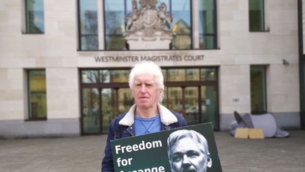 Man in front of Westminster Magistrates Court Man in front of Westminster Magistrates Court - Sputnik International