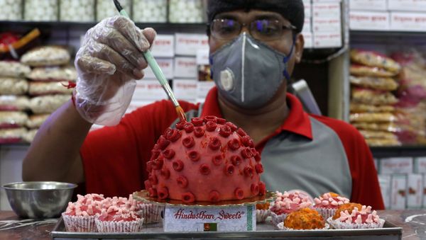 A confectioner applies finishing touches to a replica of coronavirus made out of sweets at a confectionary workshop during a 21-day nationwide lockdown to slow the spreading of coronavirus disease (COVID-19) in Kolkata, India, April 6, 2020 - Sputnik International