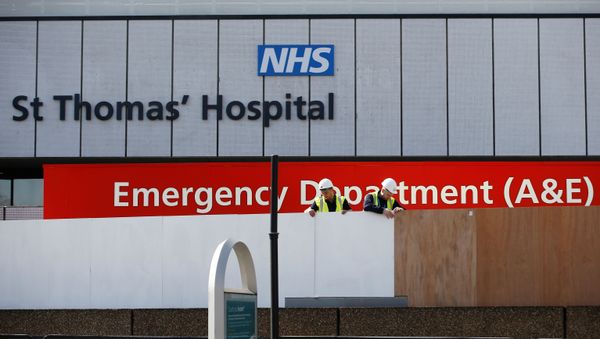 A general view as workers put up boarding to cover an entrance of the Accident and Emergency department of St Thomas' Hospital after British Prime Minister Boris Johnson was moved to intensive care while his coronavirus (COVID-19) symptoms worsened and has asked Secretary of State for Foreign affairs Dominic Raab to deputise. London, Britain, April 7, 2020. - Sputnik International