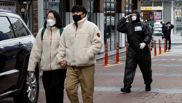 A South Korean soldier salutes his commander as he prepares to quarantine a cram school for civil service exams, following the rise in confirmed cases of coronavirus disease (COVID-19) in Daegu, South Korea, March 15, 2020. - Sputnik International