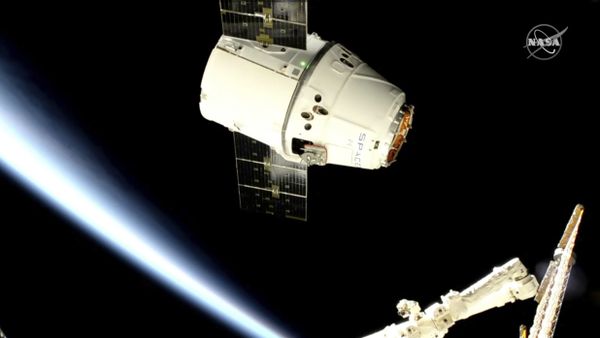 In this image taken from NASA Television, a SpaceX shipment prepares to arrive at the International Space Station following a weekend launch, Monday, May 6, 2019.  - Sputnik International
