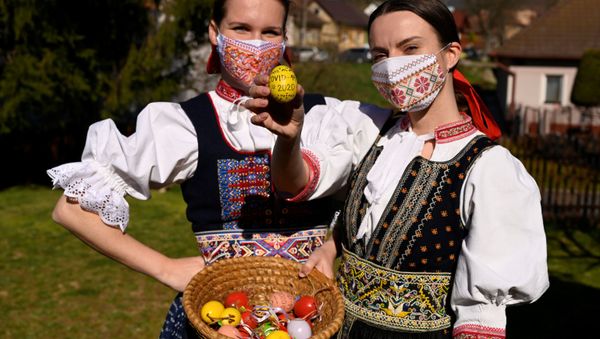 Coloured Eggs and Chocolate Bunnies Ready for Easter Amid COVID-19 Pandemic - Sputnik International