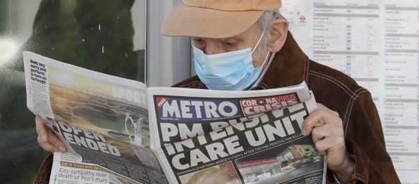 A man reads a newspaper with the headline: 'PM in intensive care', outside St Thomas' Hospital in central London as British Prime Minister Boris Johnson is in intensive care fighting the coronavirus in London, Tuesday, April 7, 2020.  - Sputnik International
