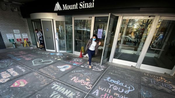 A woman exits Mount Sinai Hospital in Manhattan past messages of thanks written on the sidewalk during the outbreak of the coronavirus disease (COVID19) in New York City, 7 April 2020. A woman exits Mount Sinai Hospital in Manhattan past messages of thanks written on the sidewalk during the outbreak of the coronavirus disease (COVID19) in New York City, 7 April 2020. - Sputnik International