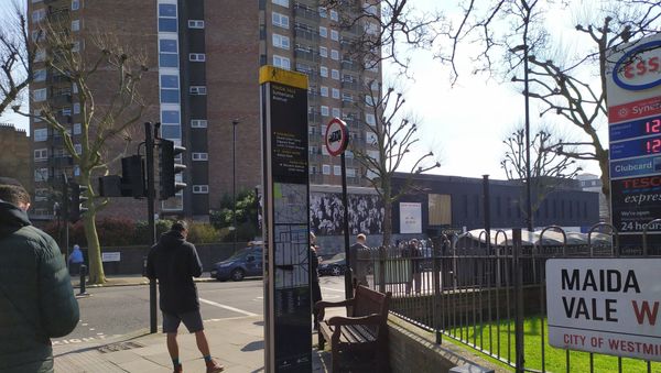 Queue around the corner from a Tesco in West London during COVID-19 outbreak, 27 March 2020 - Sputnik International