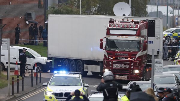 The lorry in which 39 Vietnamese migrants died is removed from an industrial park in Essex - Sputnik International