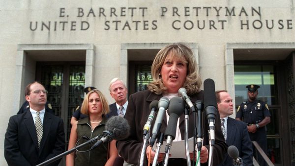 Linda Tripp meets with reporters outside federal court in Washington Wednesday July 29, 1998 after her final appearance before a grand jury investigating an alleged affair between President Clinton and Monica Lewinsky. - Sputnik International
