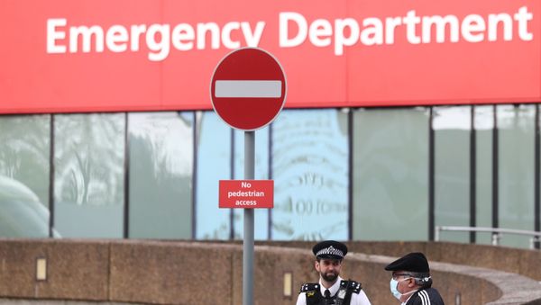 Police officers are seen outside St Thomas' Hospital after British Prime Minister Boris Johnson spent a second night in intensive care after his coronavirus (COVID-19) symptoms worsened on Monday. London, Britain, April 8, 2020. - Sputnik International