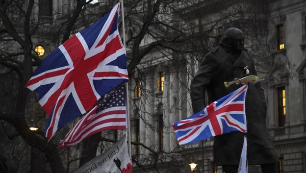 Brexit supporters hold British and US flags in front of the Statue of Winston Churchill during a rally in London, Friday, Jan. 31, 2020 - Sputnik International