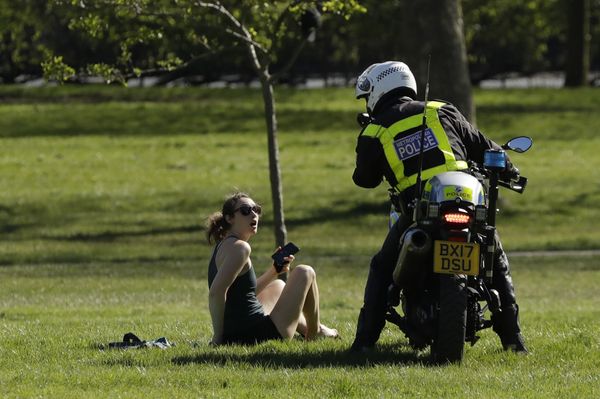 A woman is told to go home by a police officer on a motorbike to stop the spread of coronavirus and keep the park open for people observing the British government's guidance of social distancing, only using parks for dog walking, one form of exercise a day, like a run, walk, or cycle alone or with members of the same household, on Primrose Hill in London, Sunday, April 5, 2020.  - Sputnik International