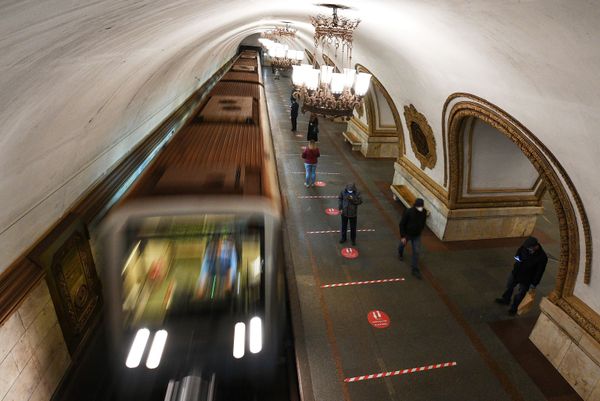 Floor stickers urging passengers of the Moscow metro to observe social distancing in order to avoid getting infected with COVID-19. - Sputnik International