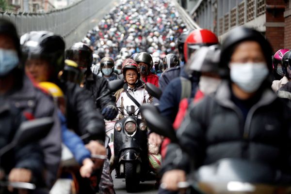 Commuters wear face masks to protect themselves from the coronavirus disease (COVID-19) spread during morning rush hour traffic in Taipei, Taiwan April 8, 2020.  - Sputnik International