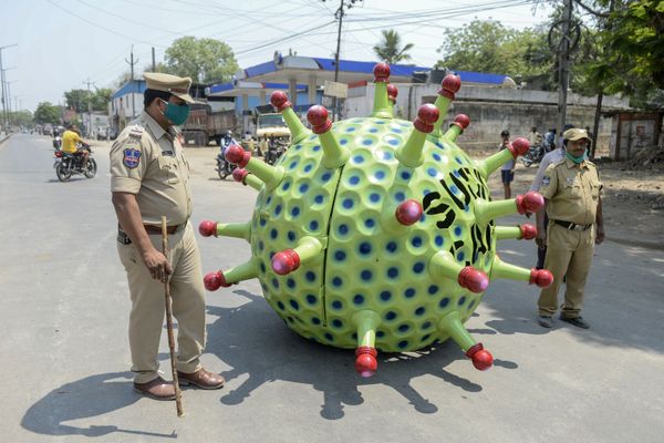 Police officers patrol streets as inventor Sudhakar Yadav (inside) leads his coronavirus-themed made car on a road for an awareness campaign during a government-imposed nationwide lockdown as a preventive measure against the COVID-19 coronavirus, in Hyderabad on April 8, 2020.  - Sputnik International