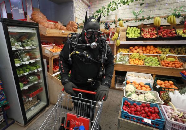 A diver participating in a flashmob during a shopping trip in Tver. - Sputnik International