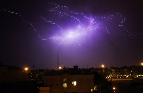 Lightning flashes in the sky over Rumaithiya district in Kuwait City during a storm, on April 7, 2020.  - Sputnik International