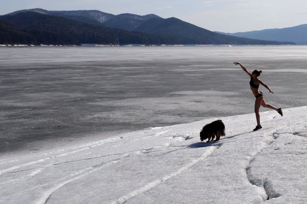Yulia Boyarintseva, master of snowboarding and snowkiting sports, walks her dog near her home outside Krasnoyarsk - Sputnik International