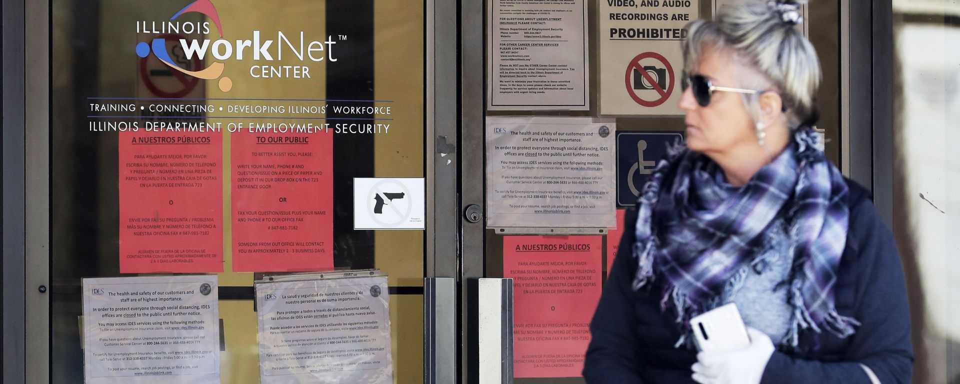 A woman looks to get information about job application in front of IDES (Illinois Department of Employment Security) WorkNet center in Arlington Heights, Ill., Thursday, 9 April 2020. Another 6.6 million people filed for unemployment benefits last week, according to the US Department of Labour, as American workers continue to suffer from devastating job losses, furloughs and reduced hours during the coronavirus pandemic.  - Sputnik International, 1920, 29.06.2024