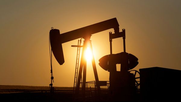 An oil pump jack pumps oil in a field near Calgary, Alberta, Canada on July 21, 2014 - Sputnik International