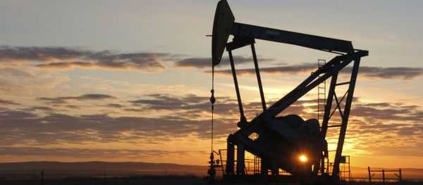 This Nov. 6, 2013 file photo shows a Whiting Petroleum Co. pump jack pulls crude oil from the Bakken region of the Northern Plains near Bainville, Mont. - Sputnik International