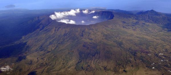 In this 19 October 2010 aerial photo, Mount Tambora's 10 kilometre-wide,1 kilometre-deep volcanic crater, created by the April 1815 eruption, is shown. - Sputnik International