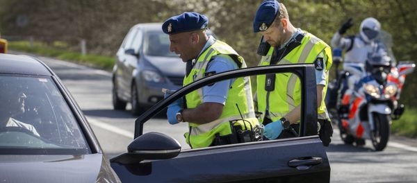 Members of Netherlands' Military police (Marechaussee) speak with drivers and passengers as they carry out additional vehicle checks on the border with Germany at De Rutte on April 10, 2020, as part of attempts to halt the spread of the new coronavirus  - Sputnik International