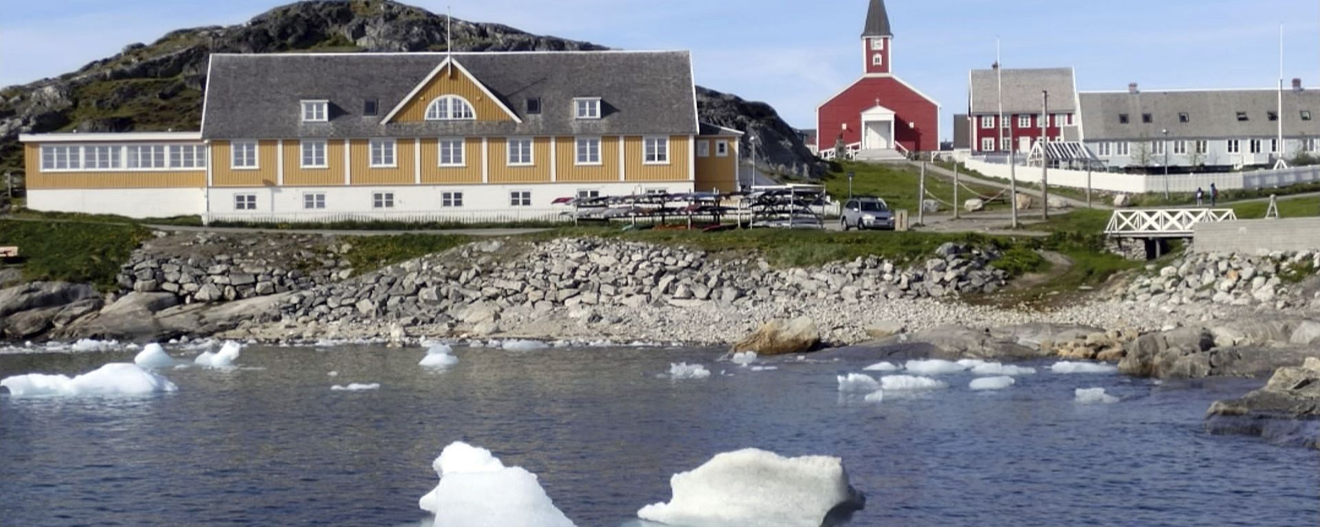 In this image taken on June 13, 2019 small pieces of ice float in the water off the shore in Nuuk, Greenland - Sputnik International, 1920, 09.07.2023