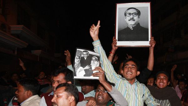 Cheering supporters carry a portrait of the country's independence leader Sheikh Mujibur Rahman outside the Dhaka central jail  in Dhaka, Bangladesh, early Thursday, Jan. 28, 2010. - Sputnik International