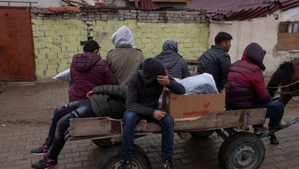 Migrants travel on a horse cart in Karaagac district near Turkey's Pazarkule border crossing with Greece's Kastanies, in Edirne, Turkey, March 10, 2020. - Sputnik International