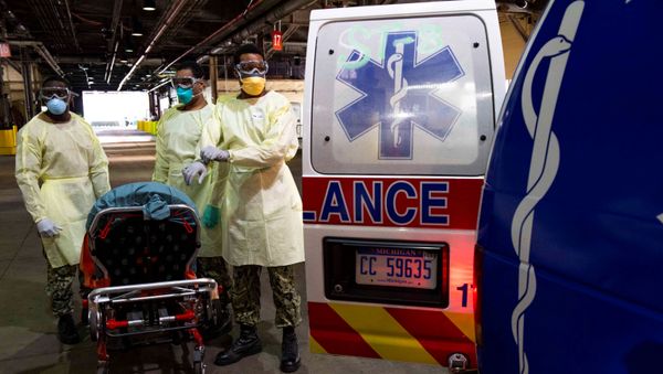 U.S. Navy Sailors prepare to transport a patient arriving for medical treatment from an ambulance onto the Military Sealift Command hospital ship USNS Comfort, supporting the local health network during the coronavirus disease (COVID-19) outbreak in New York City, U.S. April 9, 2020 - Sputnik International