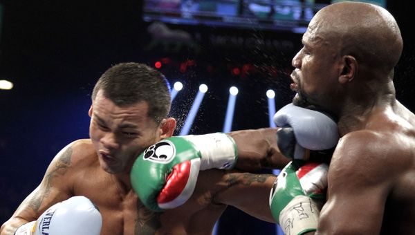 Floyd Mayweather Jr. of the US and  Marcos Maidana (L) of Argentina, exchange punches on September 13, 2014 at The MGM Grand, Las Vegas - Sputnik International
