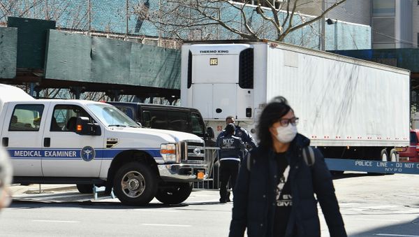 A person crosses the street near Bellevue Hospital on March 27, 2020 in New York City.  - Sputnik International